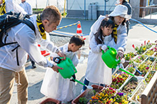 Planting flowers at a temporary housing facility in Kumamoto