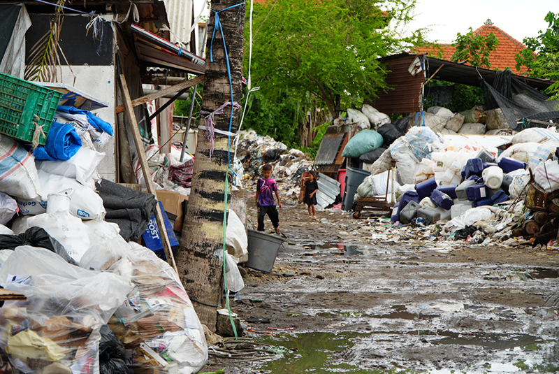Trainees will visit a trash dump to study social challenges and the problems of trash disposal.
