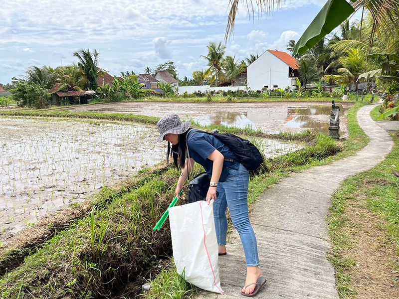We will experience collecting trash around hotels. Afterward we will confirm the types and amounts of trash found, and study the trash situation in tourist areas.
