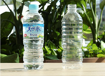 PET bottle using 100% plant-based material (right) Current PET bottle (using 30% plant-based material) (left)